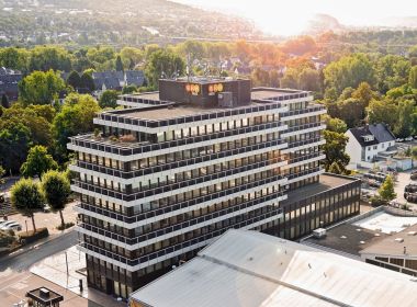 Himmelblick auf das evm-Gebäude in der Schützenstraße.