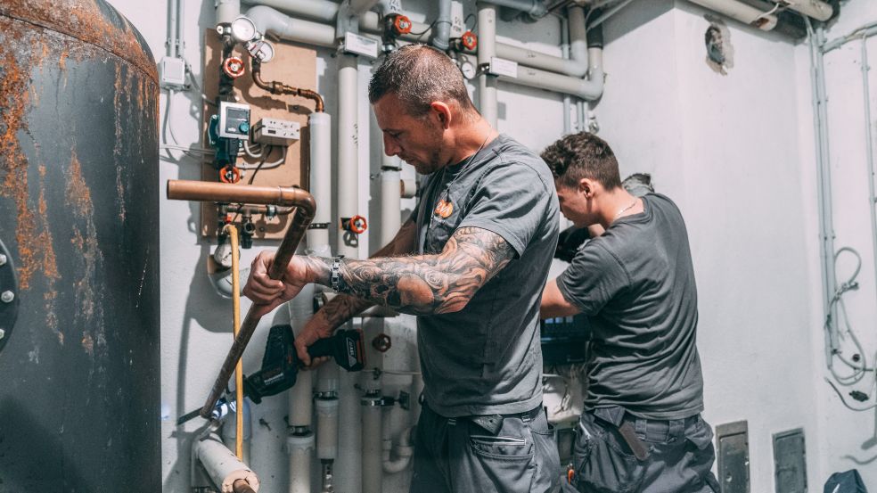 Einbau Wärmepumpe und PV Kunde Suwelack Die Monteure der evms montieren die Heizung