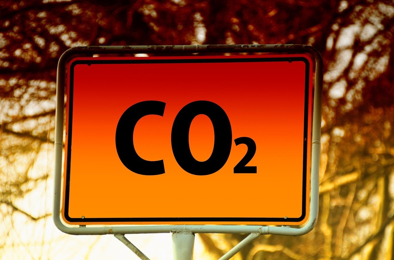 Ein orangenes Verkehrsschild, auf dem CO2 steht