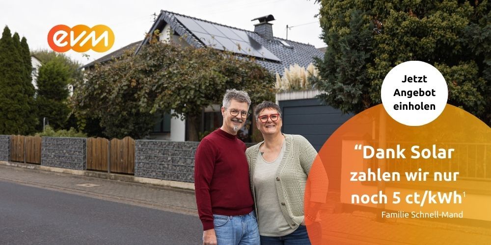 Paar vor Haus mit Text – Jetzt Angebot einholen – "Dank Solar zahlen wir nur noch 5 ct pro kWh" – Familie Schnell-Mand