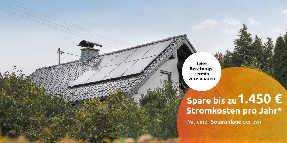 Solaranlage auf Hausdach mit Text: Spare bis zu 1.450 € Stromkosten pro Jahr* – Mit einer Solaranlage der evm – Jetzt Beratungstermin vereinbaren – Jetzt Energiekosten sparen