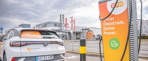 Ein E-Auto steht an einer Ladesäule der evm
