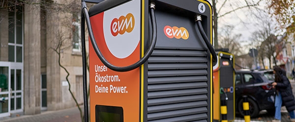 evm Lades&auml;ule in Orange und Schwarz mit dem evm Logo