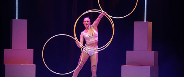 Varieté-Tänzerin auf der Bühne im Café Hahn