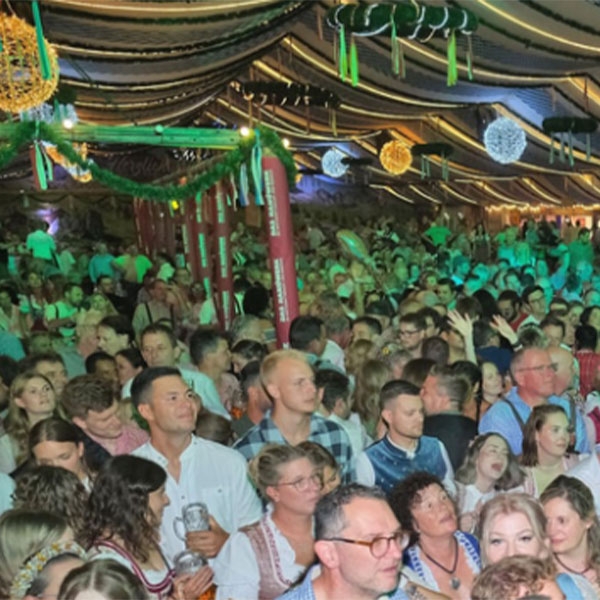 Zum Oktoberfest Gewinnspiel Viele Menschen in einem Zelt des Koblenzer Oktoberfests