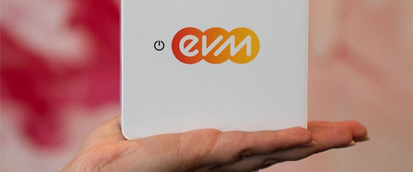 Eine Hand h&auml;lt das evm Energiepilot-Ger&auml;t