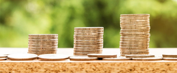 Drei ansteigende Münzstapel