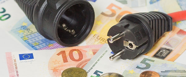 Ein schwarzer Stecker auf verschiedenen Geldscheinen