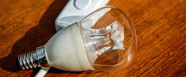 Gl&uuml;hbirne neben Lichtschalter