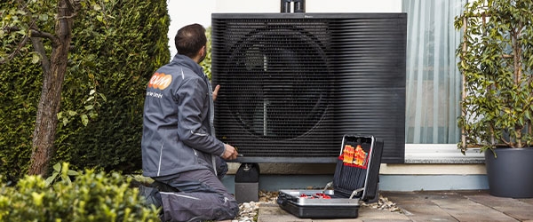 Installation der W&auml;rmepumpe am Haus von Familie Elsenberger