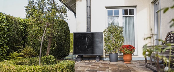 W&auml;rmepumpe auf einer Terrasse im Garten