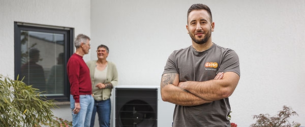 evm Mitarbeiter vor Kunden mit Wärmepumpe
