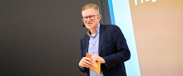 Ein evm-Mitarbeiter mit Moderationskarten auf einem Infoabend