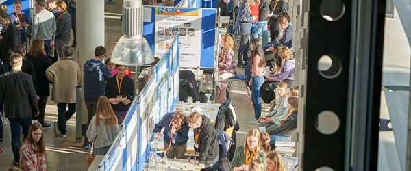 Stände beim Wettbewerb "Jugend forscht und Schüler experimentieren"
