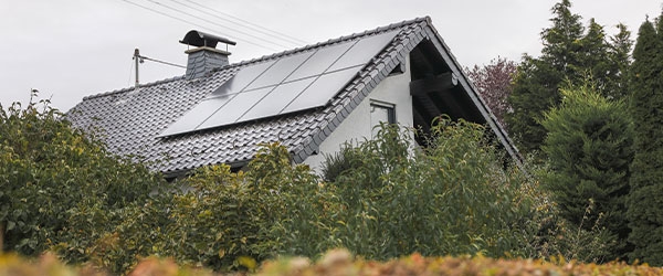 PV-Anlage auf dem Dach eines wei&szlig;en Hauses