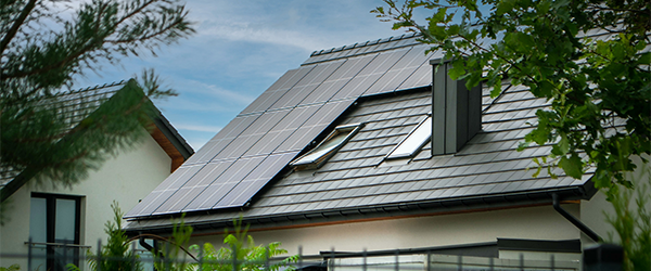 PV-Anlage auf dem Dach eines wei&szlig;en Hauses