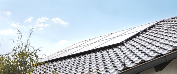PV-Anlage auf dem Dach eines Hauses