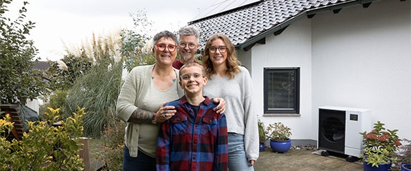 Familie Schnell-Mand mit W&auml;rmepumpe und Solaranlage im Garten