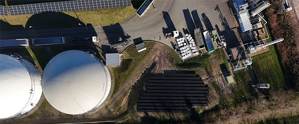 Luftbild der erweiterten Solaranlage an der Biogasanlage Boppard