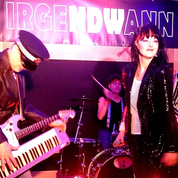 Mitglieder der Band irgeNDWann auf der Bühne