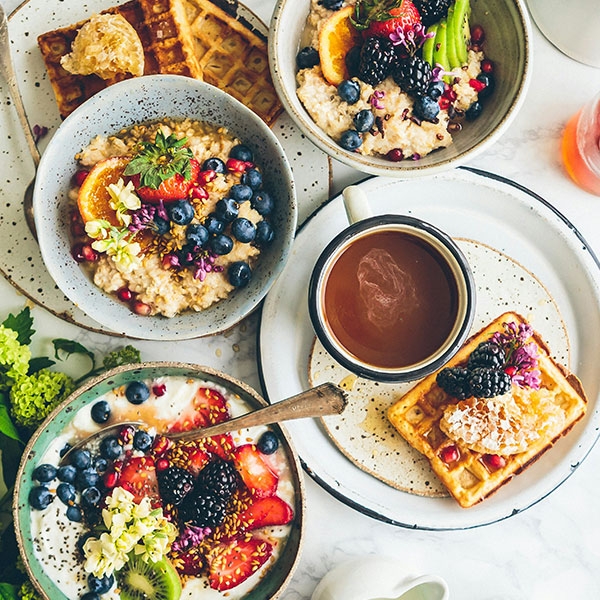 Gefüllte Brunch-Schüsseln