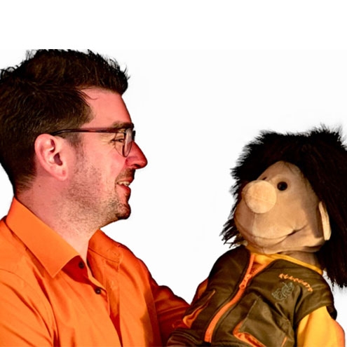 Foto von J&ouml;rg Sollbach und seiner lustigen Puppe Fridolin