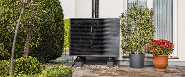 Wärmepumpe im Garten