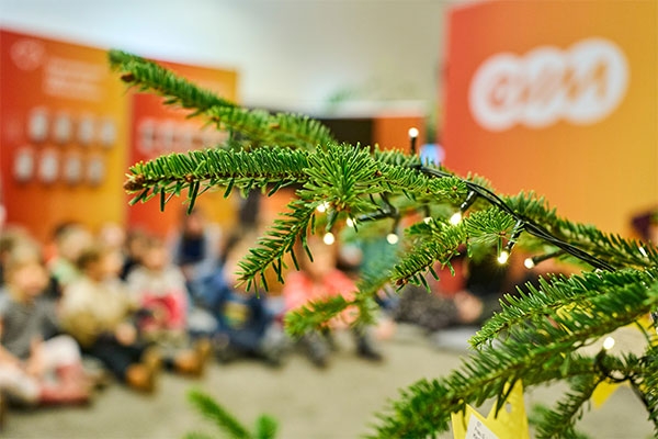 Geschm&uuml;ckter Weihnachtsbaumast im evm Kundenzentrum