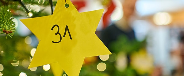 Ein Papierstern am Weihnachtsbaum