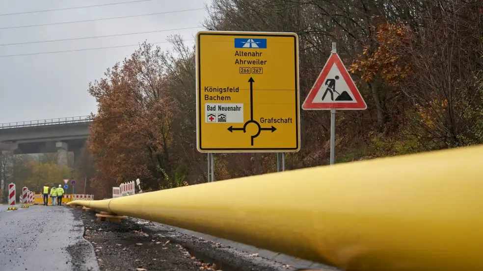 Ein großes gelbes Rohr auf einer Autobahn Baustelle.