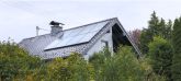 Design ohne Titel - 2 Ein Haus mit einer PV-Anlage auf dem Dach.