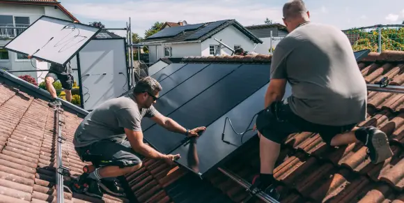 Handwerker installieren PV-Anlage auf Dach