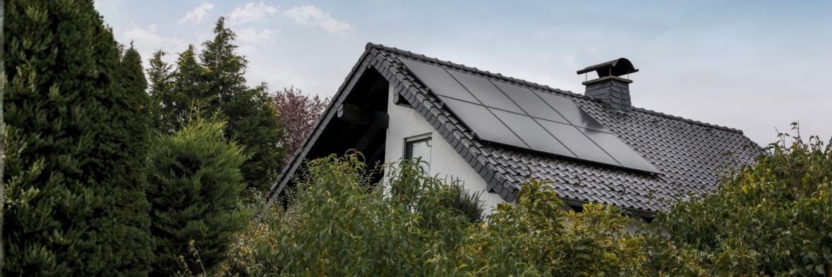 Haus im Grünen mit Solaranlage auf dem Schieferdach