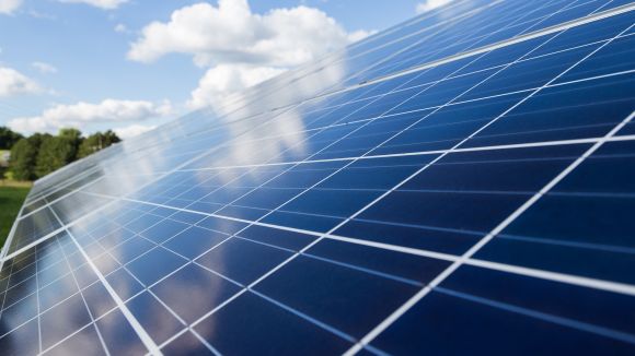 photovoltaic-gf5e01b56d_1920 Eine Nahaufnahme einer PV-Anlage in der sich die Sonne spiegelt.