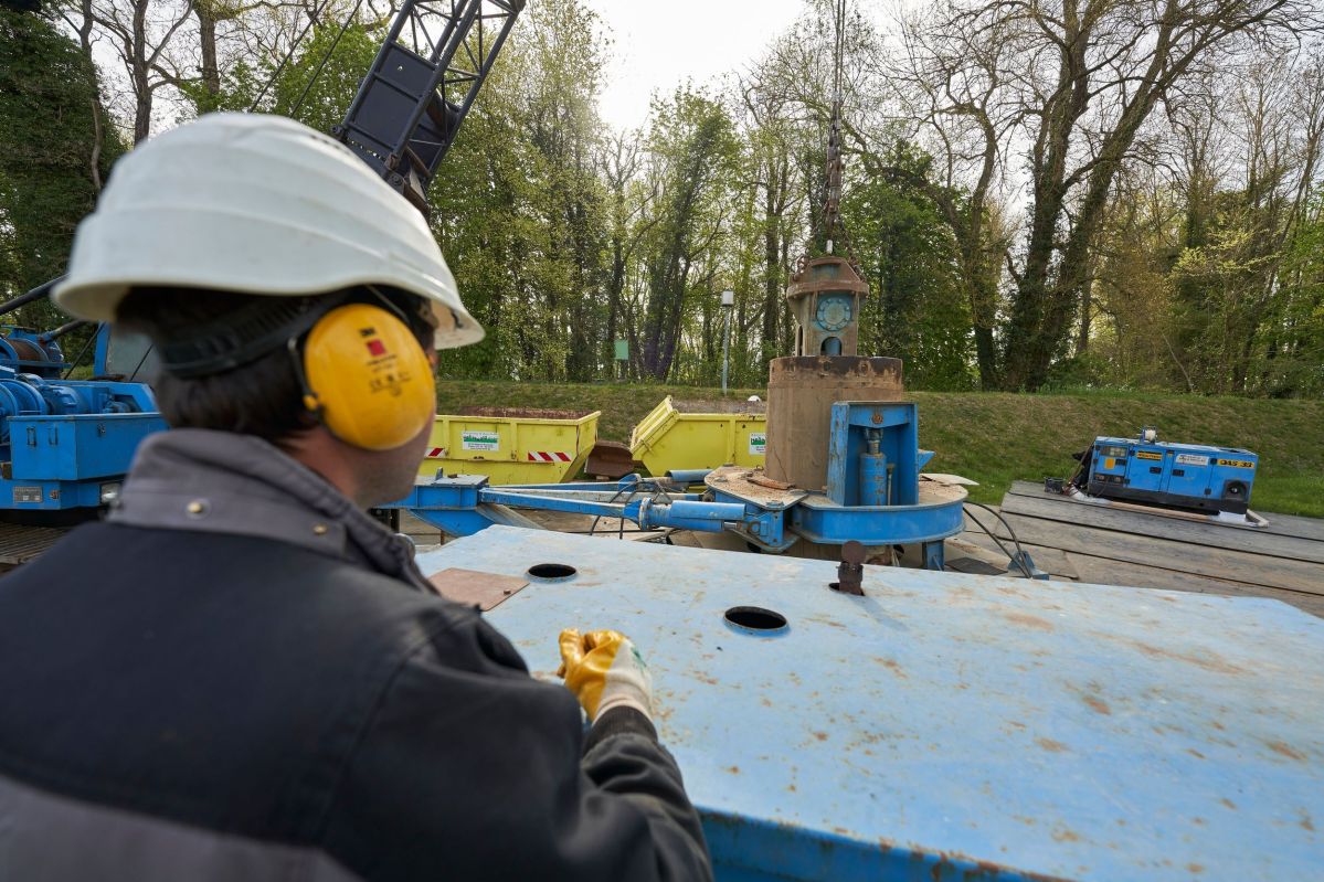 Spezialbohrer arbeitet sich in die Tiefe Spezialbohrer arbeitet sich in die Tiefe