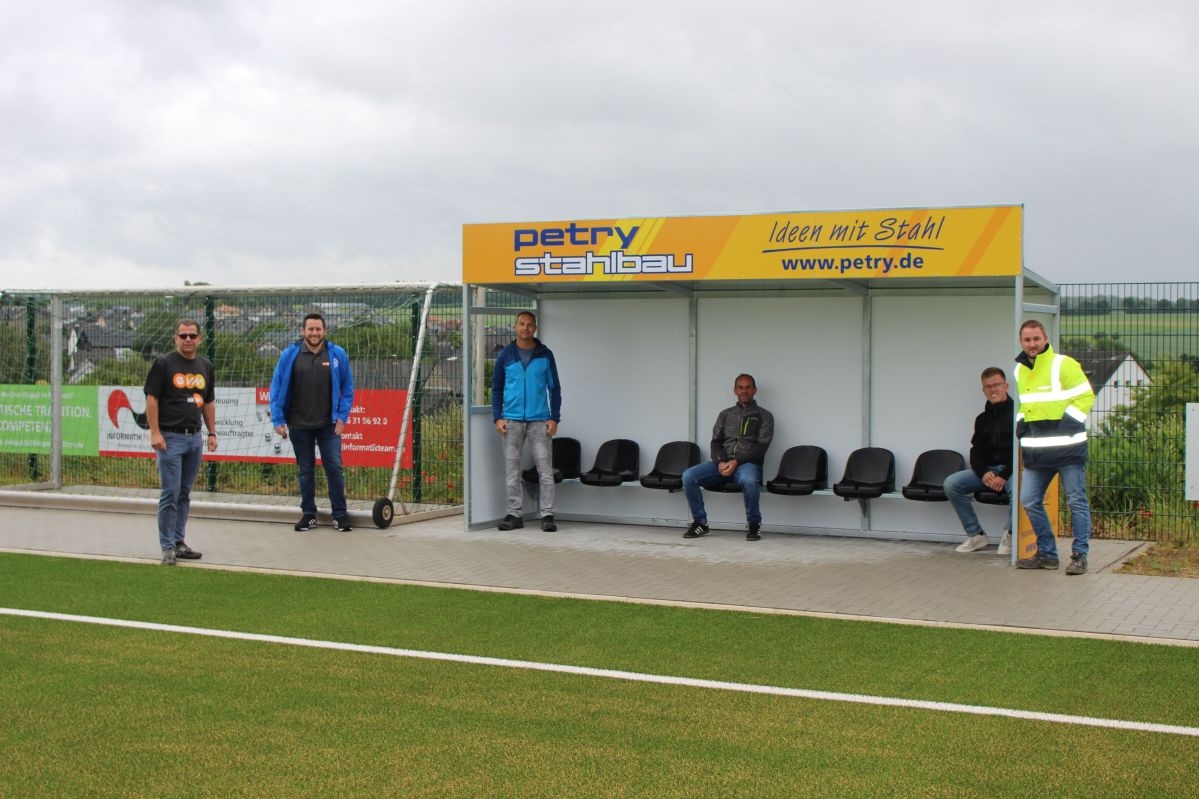 „evm mit Herz“: Einsatz von Mitarbeiter ermöglicht Trainerbänke am neuen Sportplatz in Gondershausen