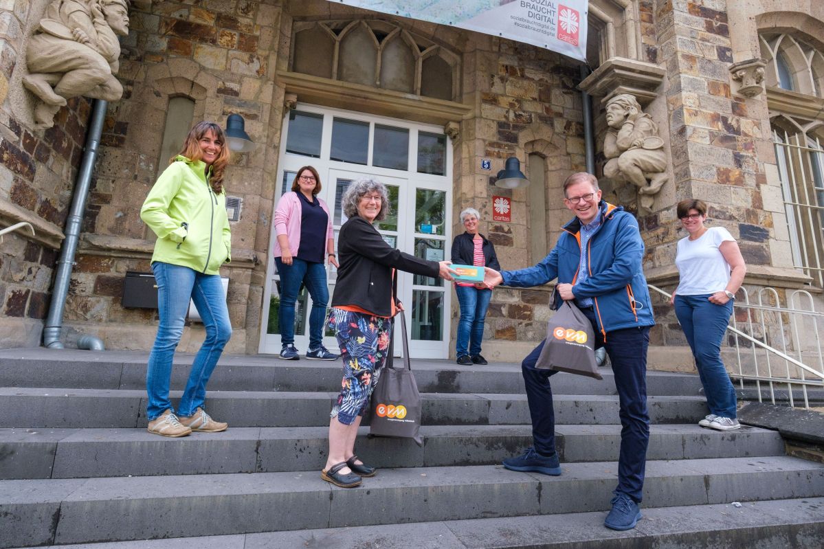 evm spendet Schutzausrüstung für Familienhebammen