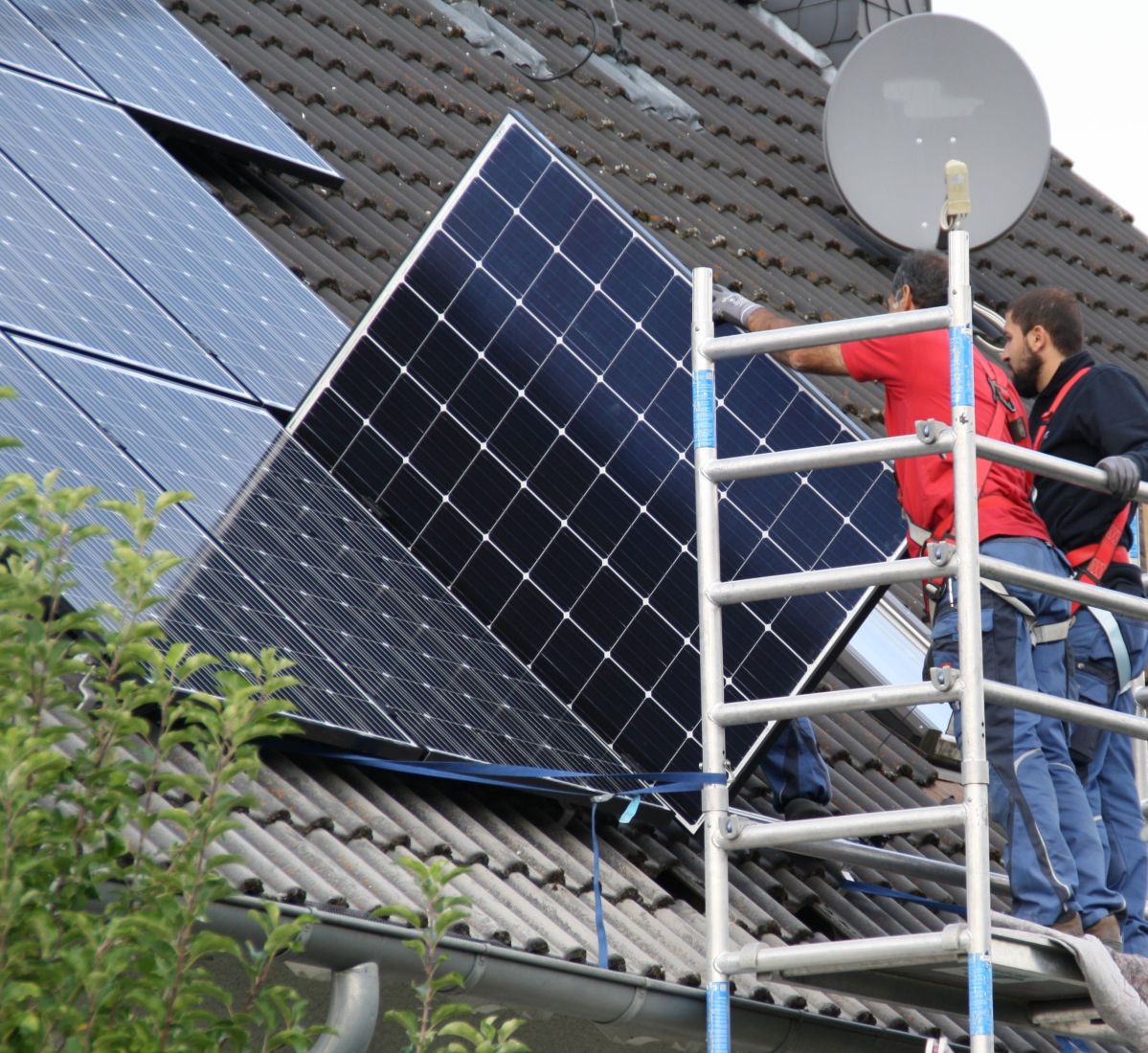 Immer mehr Hausbesitzer lassen sich eine Photovoltaikanlage auf ihrem Dach installieren, um Ökostrom zu produzieren und zu nutzen.