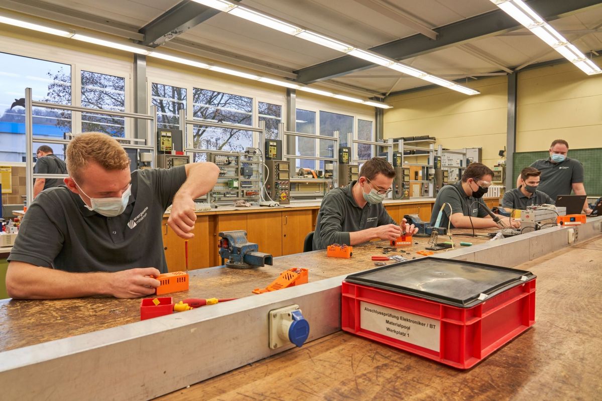 Auszubildende bauen die CO₂-Ampeln