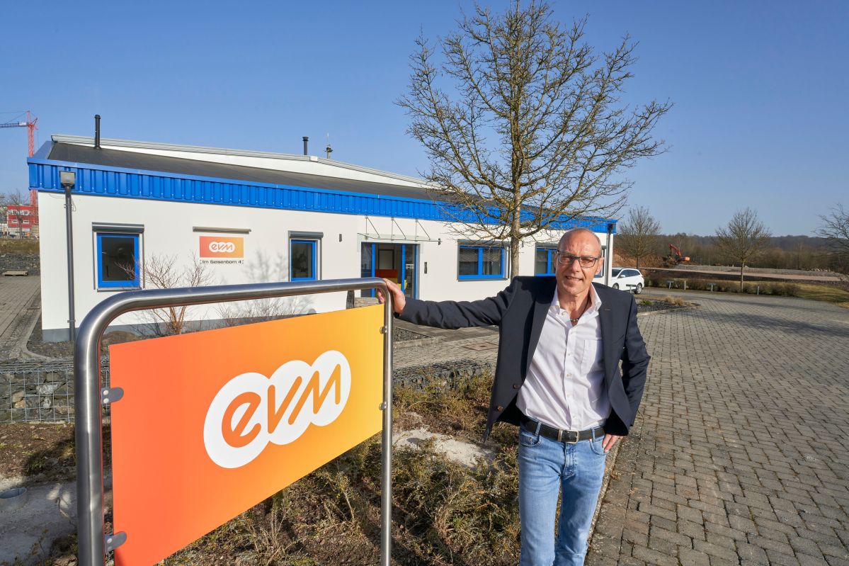 evm-Energieberater Arno Ilse vor dem Beratungsbüro in Selters