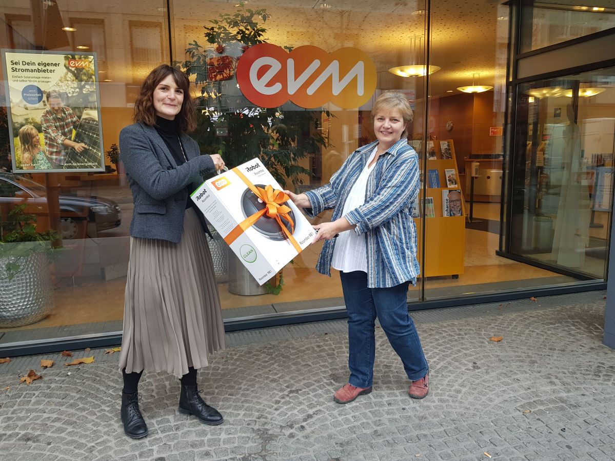 Übergabe Saugroboter an glückliche Gewinnerin