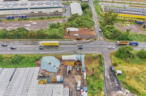 Reparatur Schaden: Gastransportleitung Andernach – Mayen / Straße: B 256 / Bereich Obere Löhr Straße Luftaufnahme einer Straßenkreuzung in Andernach mit Baustelle