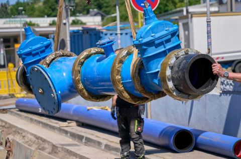 Ein großes blaues Schieberkreuz