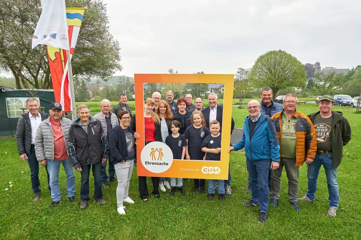 Norbert Rausch von der evm übergibt den Spendenbetrag gemeinsam mit Bürgermeister Klaus Lütkefedder an die Vertreter und Vertreterinnen der begünstigten Vereine.