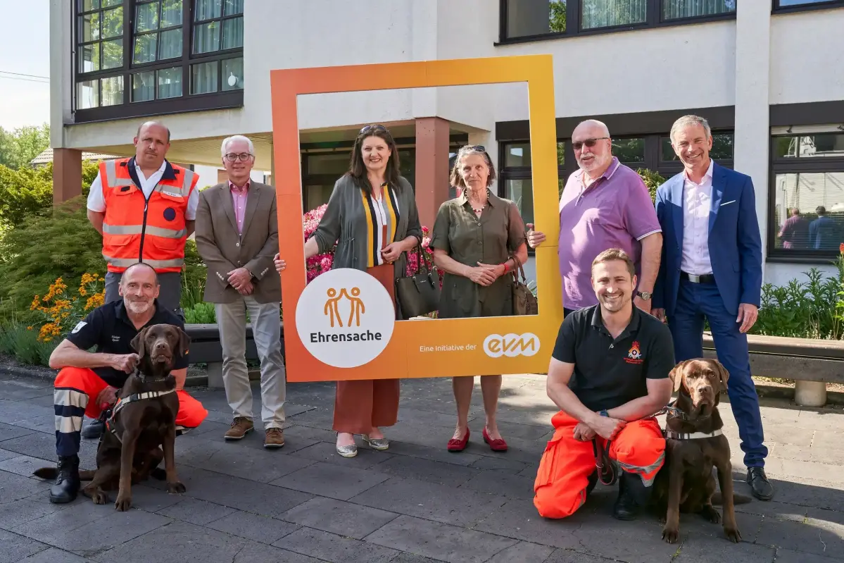 evm ehrensache VG Puderbach
Norbert Rausch (evm) übergibt den Spendenbetrag mit Bürgermeister Volker Mendel an die Vertreter der Vereine.