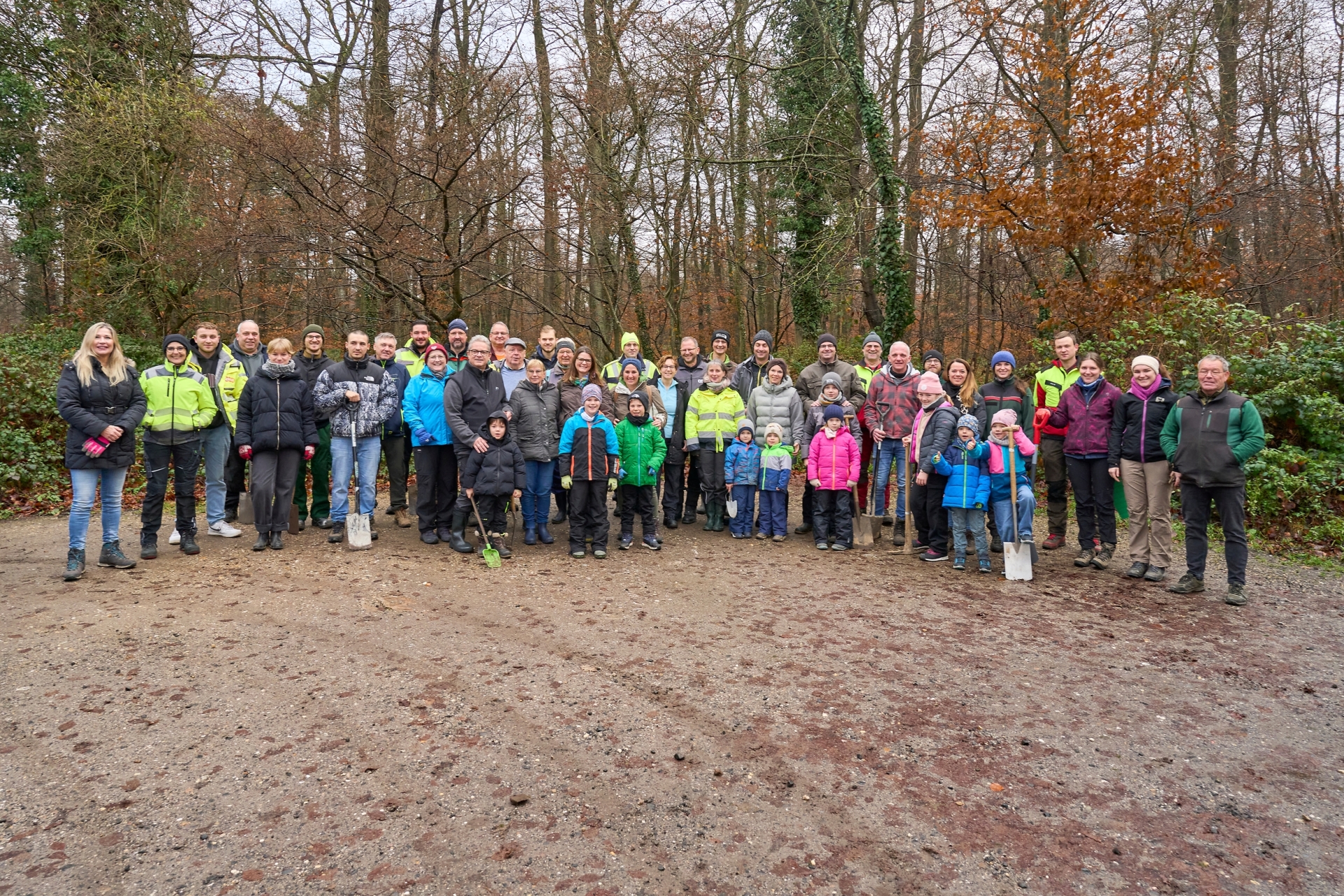 Für den Klimaschutz: evm pflanzt Bäume im Koblenzer Stadtwald Eine Gruppe evm-Mitarbeiter steht in Outdoor-Kleidung im Koblenzer Stadtwald bei der Baumpflanz-Aktion.