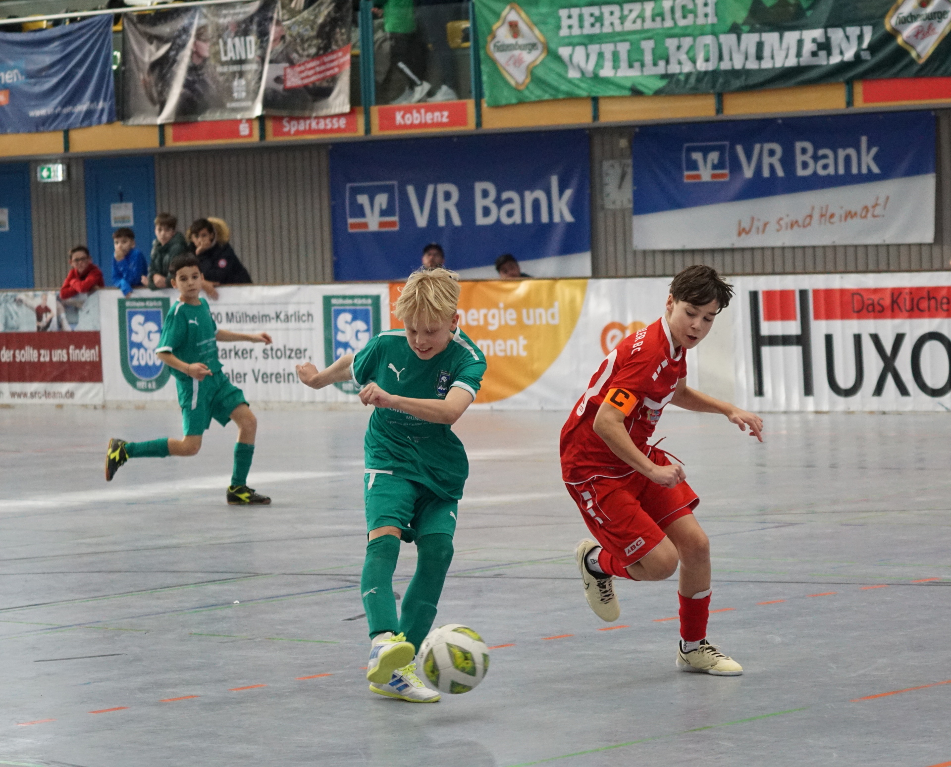 Zwei Spieler der Jugendmannschaften kämpfen energisch um den Ball beim evm‑Junior‑Cup in Mülheim‑Kärlich.