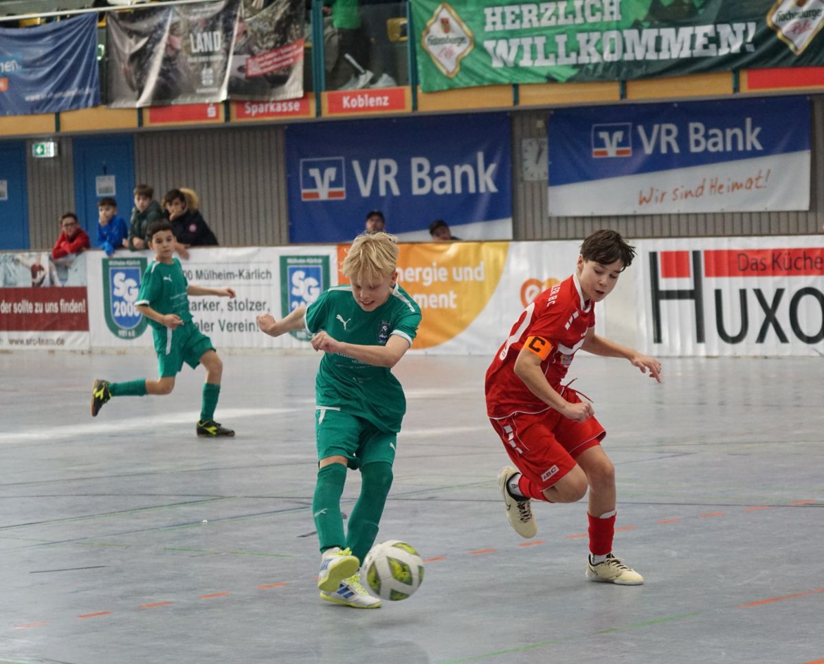 Zwei Spieler der Jugendmannschaften kämpfen energisch um den Ball beim evm‑Junior‑Cup in Mülheim‑Kärlich.