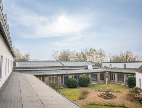 evmS Kloster-27 Dachaufnahme von einem Innenhof eines Klosters. In der Mitte steht eine Statue