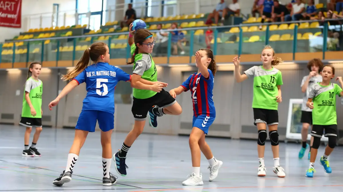 Beim evm Cup im Handball wirft ein Mädchen im Flug einen Ball